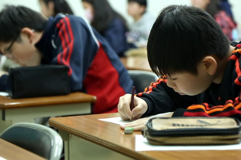 札幌の学習塾「現役予備校TANJI」の小学生コースの授業風景